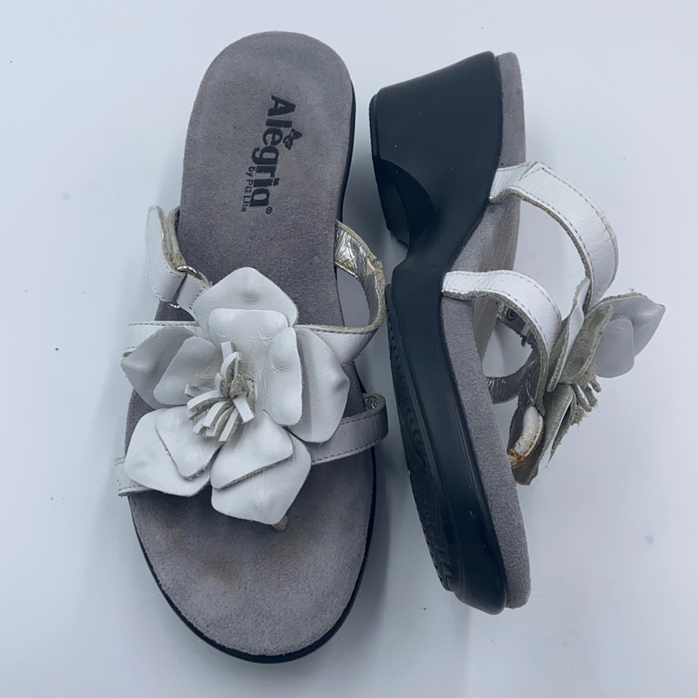 Euc Algeria white leather flower sandals 39